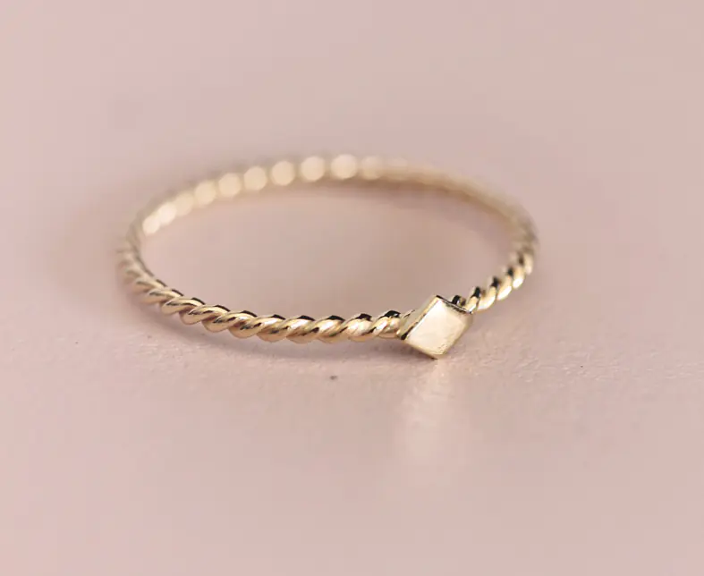 LP-1853-Twisted-ring-rhomb-gold-Lili-Pepper-jewellery-ring-fingerring-gold.jpg