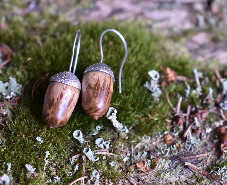 iela-scherrer:schmuck:pflanzen-mit-holz-kollektion:eichel-mit-holz-Ohrring k.jpg