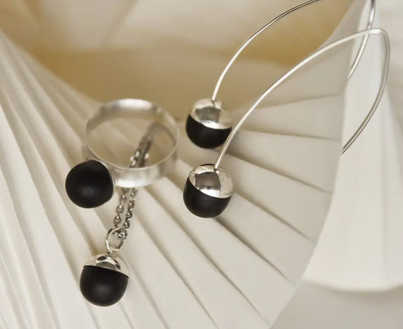 iela-scherrer:schmuck:geometrie-trifft-holz-kollektion:Grenadill-ohrschmuck-anhänger&ring_k.jpg
