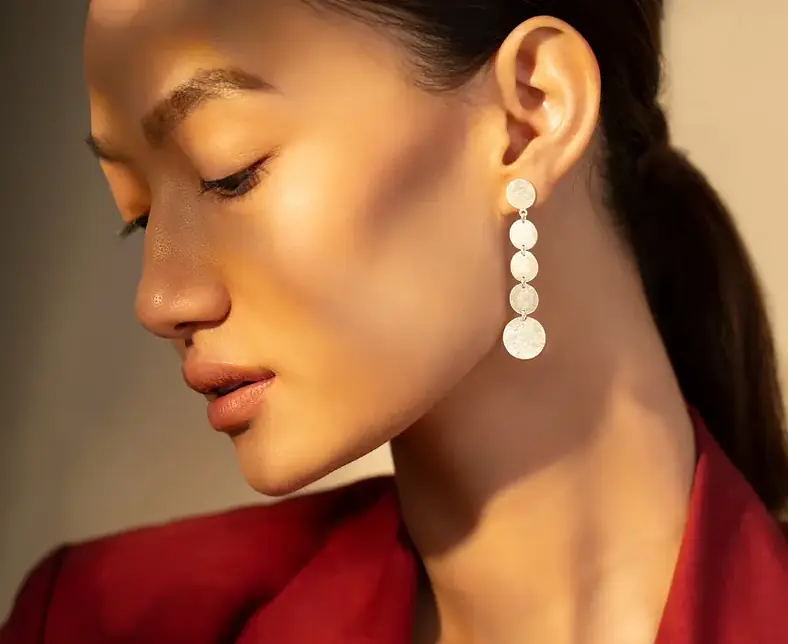 Protsaah_shimmering disk long earrings_silver_ER-SP-028-AG_Model_1125X900.webp