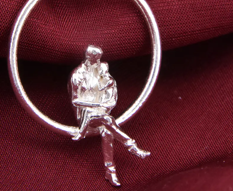 iela-scherrer:schmuck:geniess-das-leben-kollektion:Mann_kind_Ohrring_rot_hoch.jpg