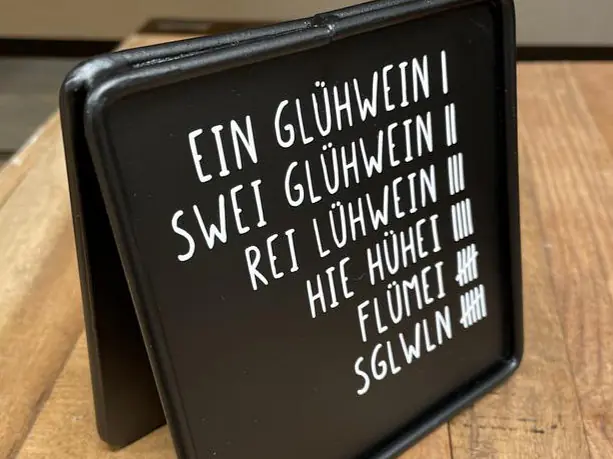 Tischtafel beschriftet