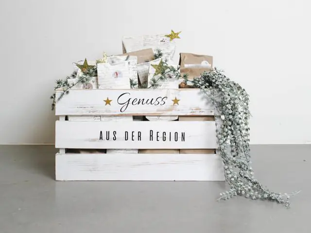 Adventskiste beschriftet
