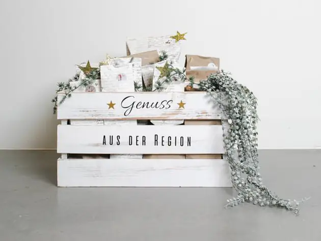 Adventskiste beschriftet