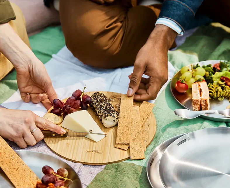 black-blum-stainless-steel-plate-set-bamboo-board-feature-picnic-X3.jpg