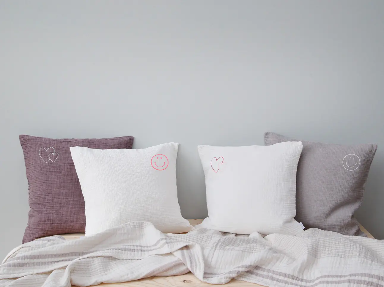 Hilla Musselin Zierkissen mit Stickerei