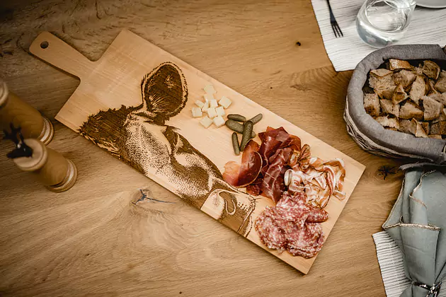 Gravierte Holz- und Schieferbretter