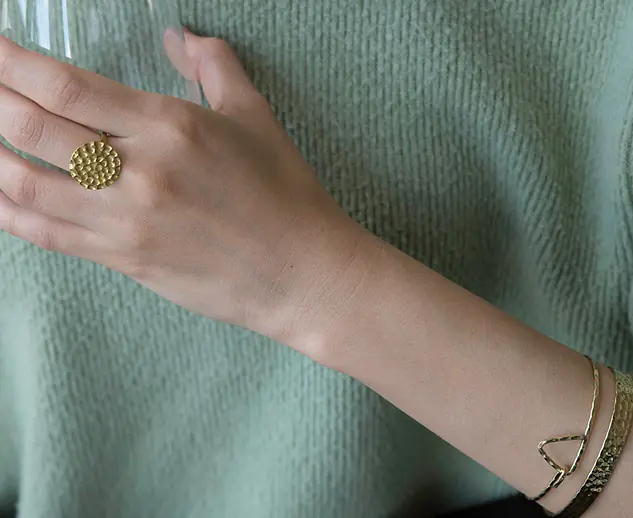 hammered_circle_ring_hammered_bracelet_triangle_bracelet_brass_styled_web.jpg