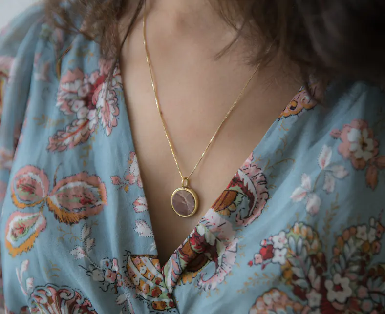 Round_Stone_Necklace_brass_styled_s.jpg