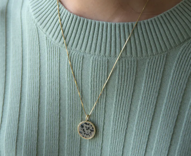 Round_Stone_Necklace_brass_weißschwarz_styled_s.jpg