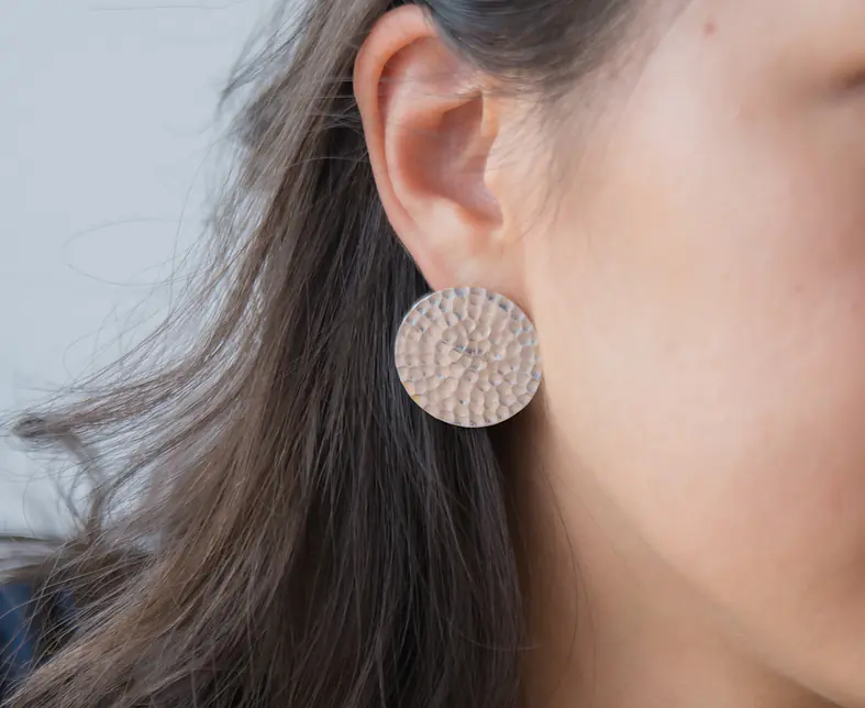 round_hammered_earstud_big_silver_styled_s.jpg