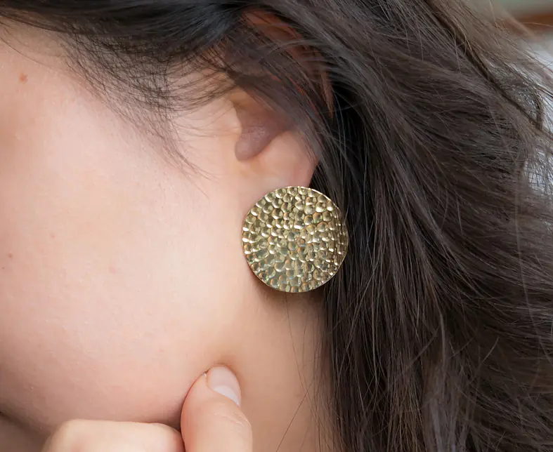 round_hammered_earstud_big_messing_styled_s.jpg