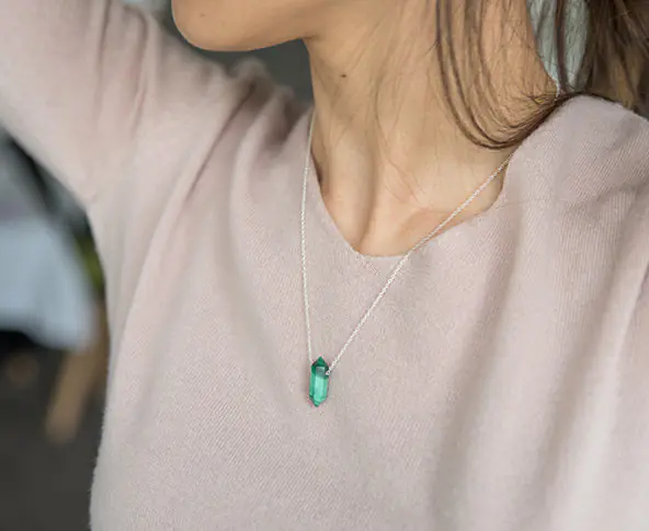 Pencil_necklace_silber_malachite_styled_650x650.jpg