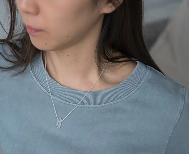 Pencil_necklace_silber_crystal_styled_650x650.jpg