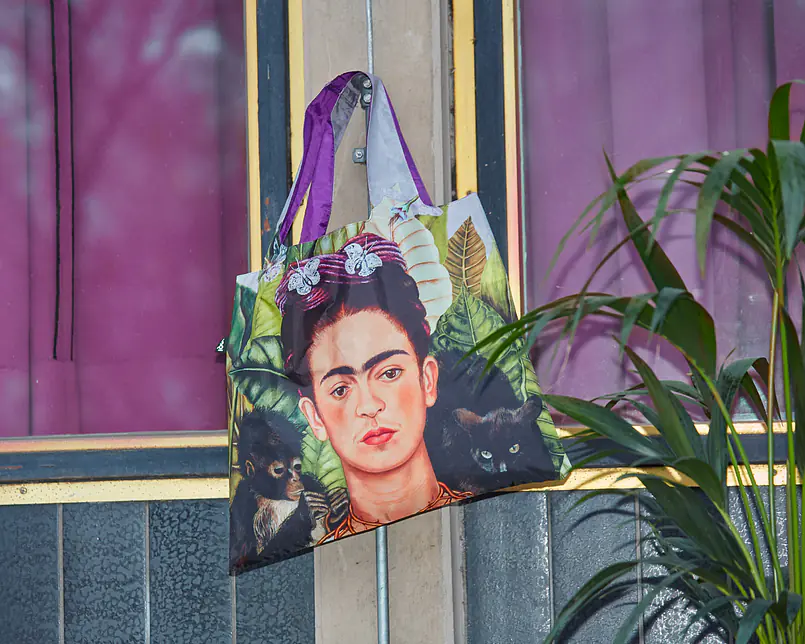 LOQI-kahlo-self-portrait-with-hummingbird-bag-1350x1080.jpg