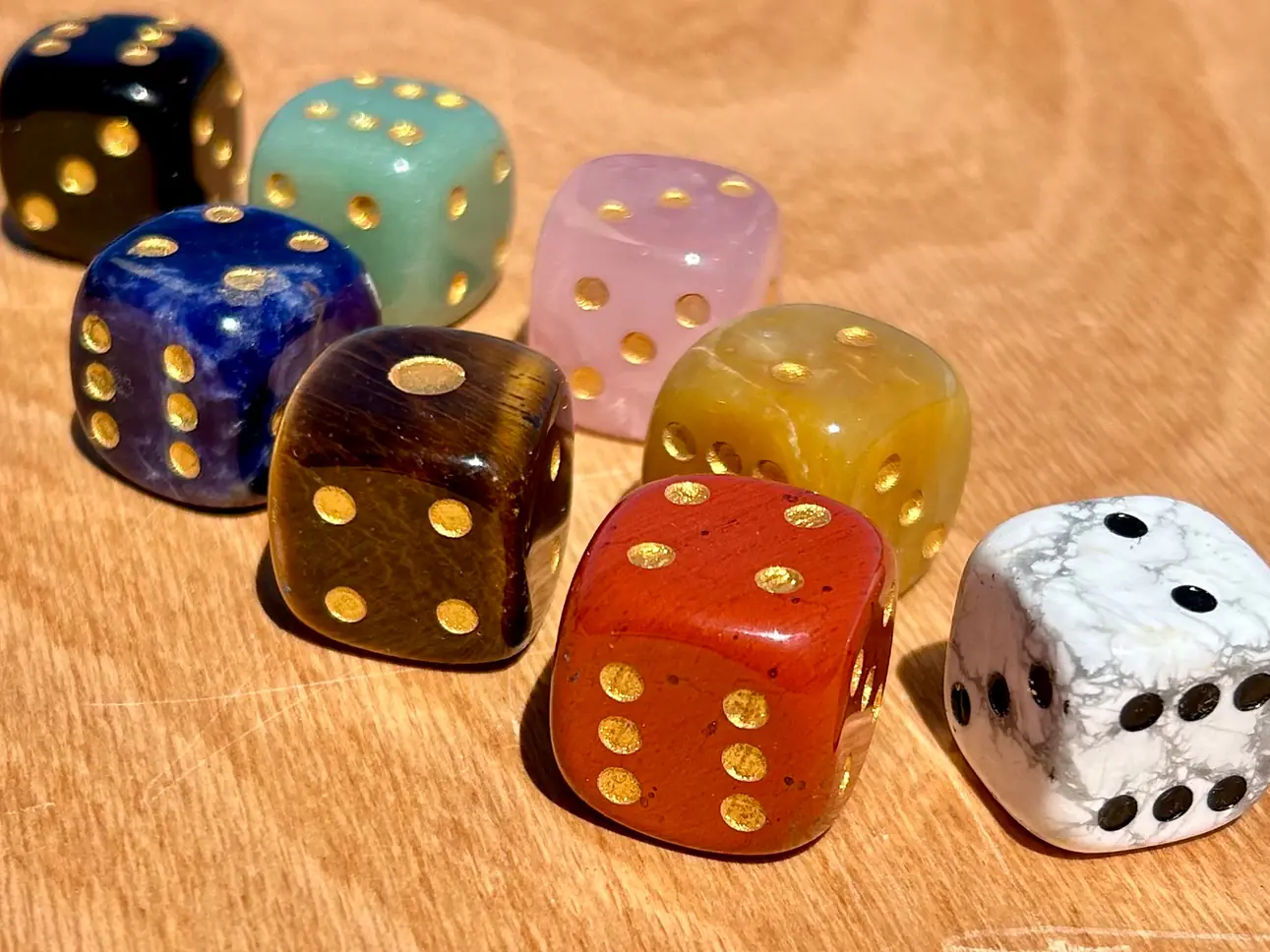 Würfel in Aventurin grün/gelb, Rosenquarz, Obsidian, Sodalith, Tigerauge, Jaspis, Howlith