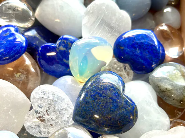 Herzen in Lapislazuli, Bergkristall, Achat, Chalcedon, Labradorith, Rosenquarz, Fluorit, Mookait, Schörl und weiteren…