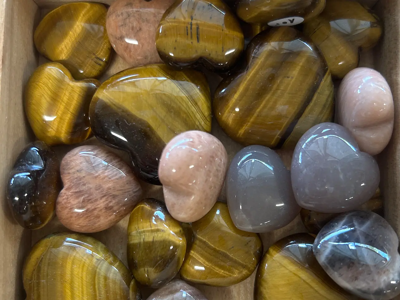 Herzen in Lapislazuli, Bergkristall, Achat, Chalcedon, Labradorith, Rosenquarz, Fluorit, Mookait, Schörl und weiteren…