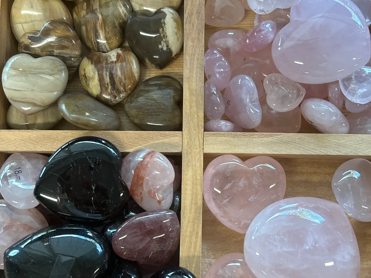 Herzen in Lapislazuli, Bergkristall, Achat, Chalcedon, Labradorith, Rosenquarz, Fluorit, Mookait, Schörl und weiteren…