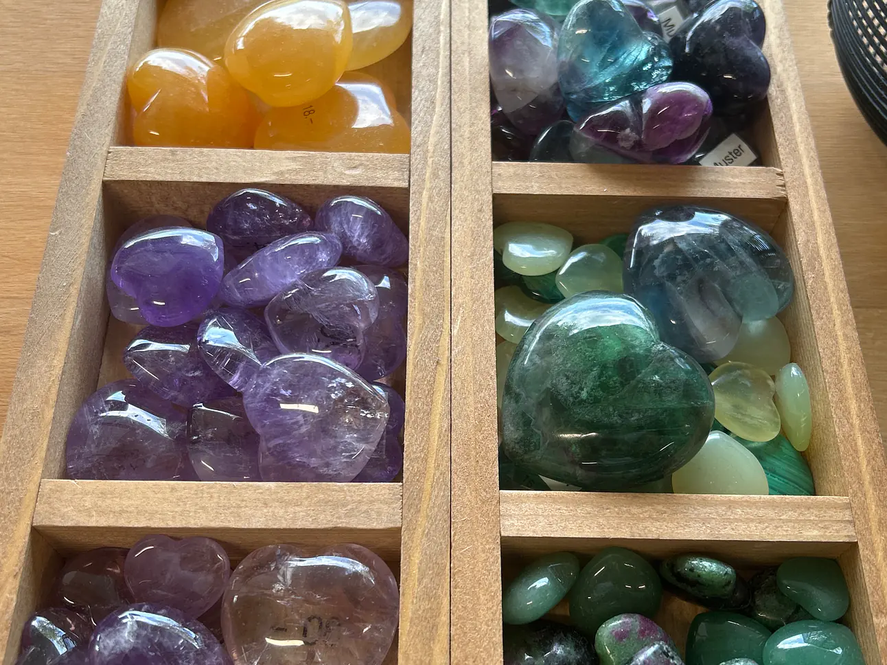 Herzen in Lapislazuli, Bergkristall, Achat, Chalcedon, Labradorith, Rosenquarz, Fluorit, Mookait, Schörl und weiteren…