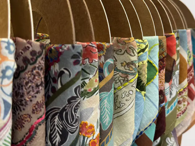 Bandanas colorés avec broderie faite main