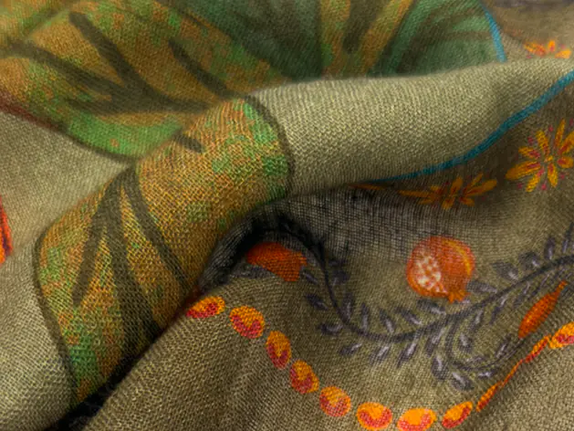 Écharpes et foulards ornés d’une broderie raffinée