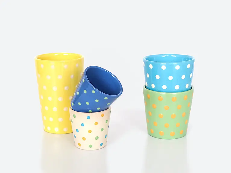 Krüge und Becher
