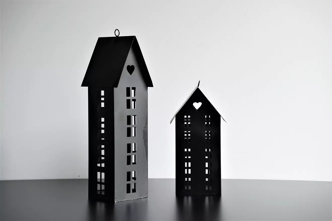 Metall - Häuser in schwarz oder weiss